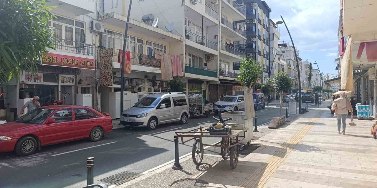 Yola Fırlayıp Otomobile Yandan Çarpan 3 Yaşındaki Çocuk Yaralandı