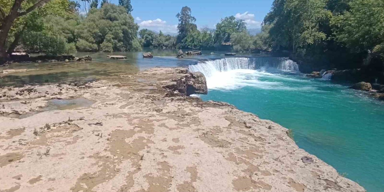 Manavgat Şelalesi’nde Su Seviyesi Düştü, Kara Göründü