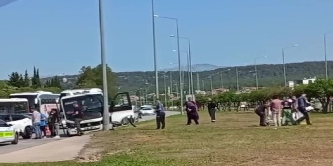 Freni Patlayan Minibüs Önündeki Araca Ve Aydınlatma Direğine Çarptı: 4 Yaralı