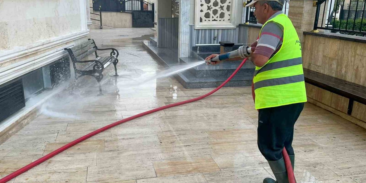 Manavgat Belediyesi’nden Bayram Öncesi Cami Temizliği