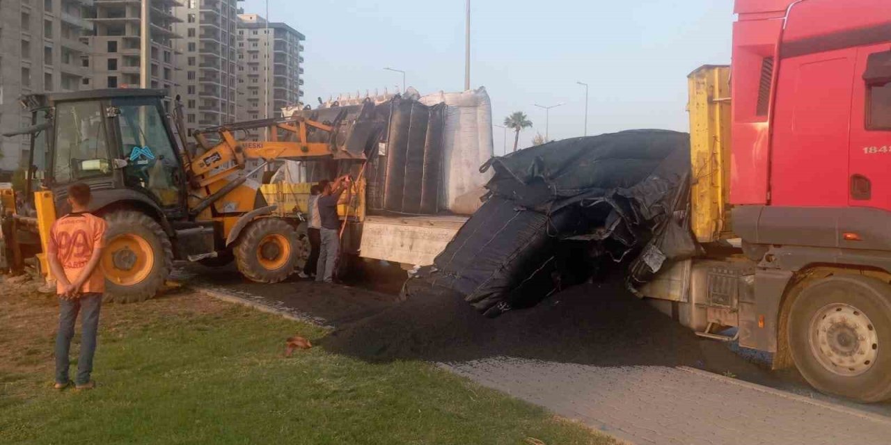 Tırdaki Plastik Ham Madde Yola Saçıldı