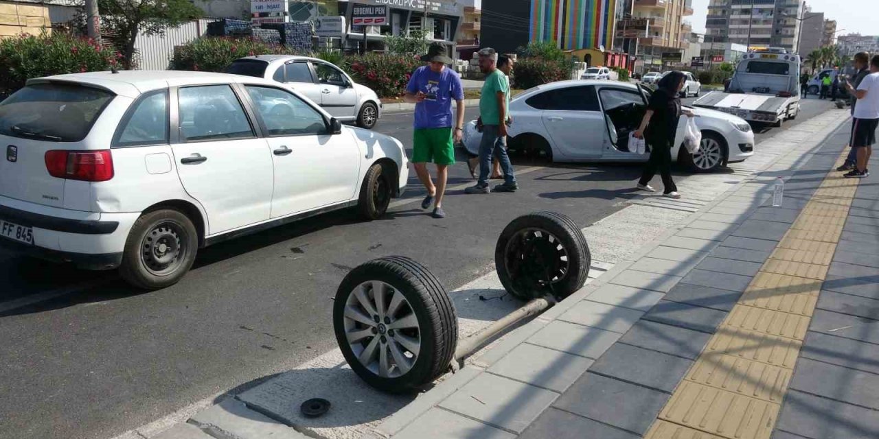 Çarpışan Otomobillerden Biri Ters Döndü, Diğerinin İki Tekeri Gövdeden Ayrıldı