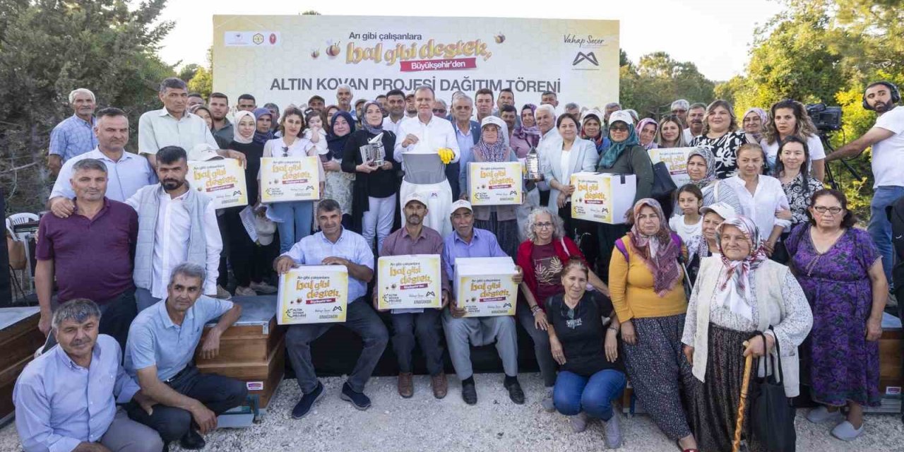 Mersin’de Arı Yetiştiricilerine Kovan Ve Ekipman Desteği