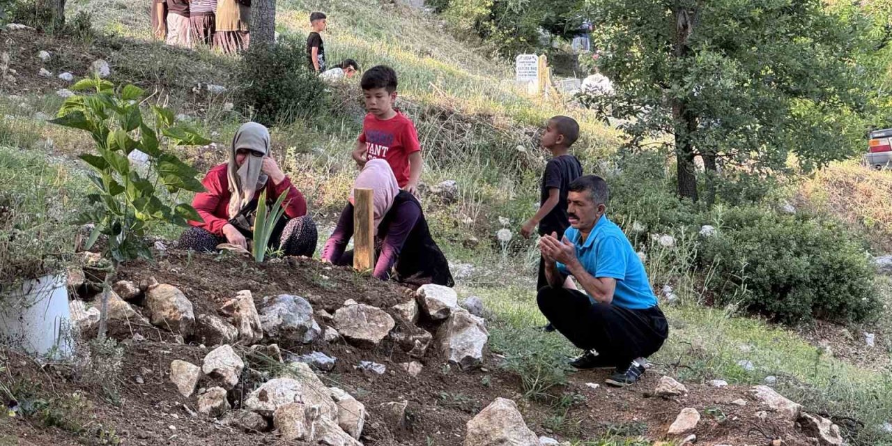 Köy Sakinleri Mezarlıkta Buluşup Dua Etti