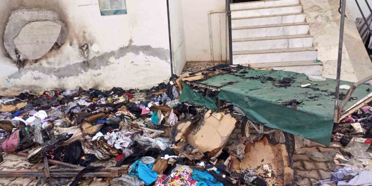 Evinin Önündeki Tekstil Ürünleri Tezgahı Küle Döndü