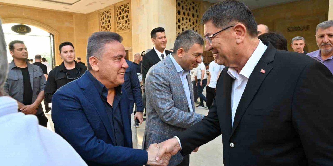 Başkan Muhittin Böcek Protokol Ve Vatandaşlarla Bayramlaştı