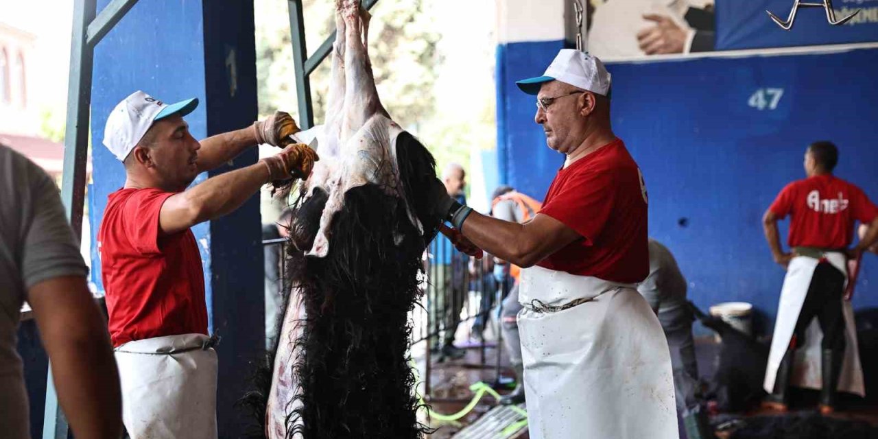 Antalya Büyükşehir Belediyesi’nden Hijyenik Ortamda Ücretsiz Kurban Kesim Hizmeti