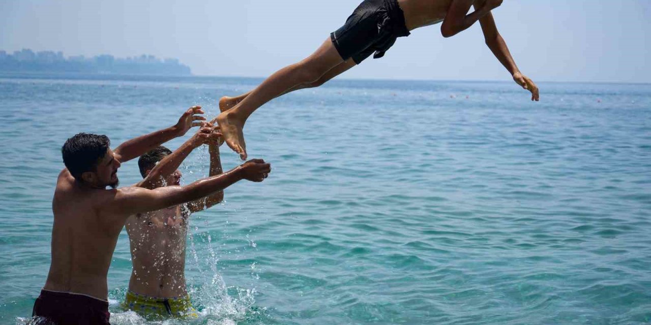 Antalya’da Bayramın İlk Gününde Sahillerde Yoğunluk Oluştu