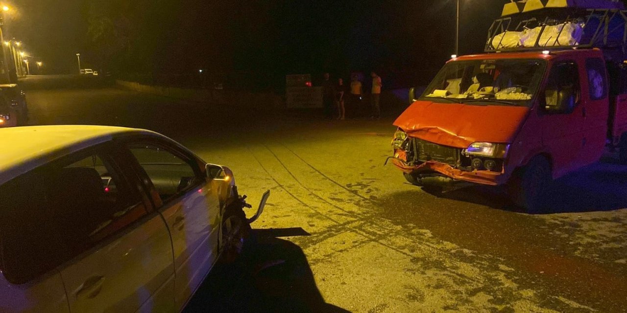 Manavgat’ta Kamyonetle Otomobil Çarpıştı: 3 Yaralı