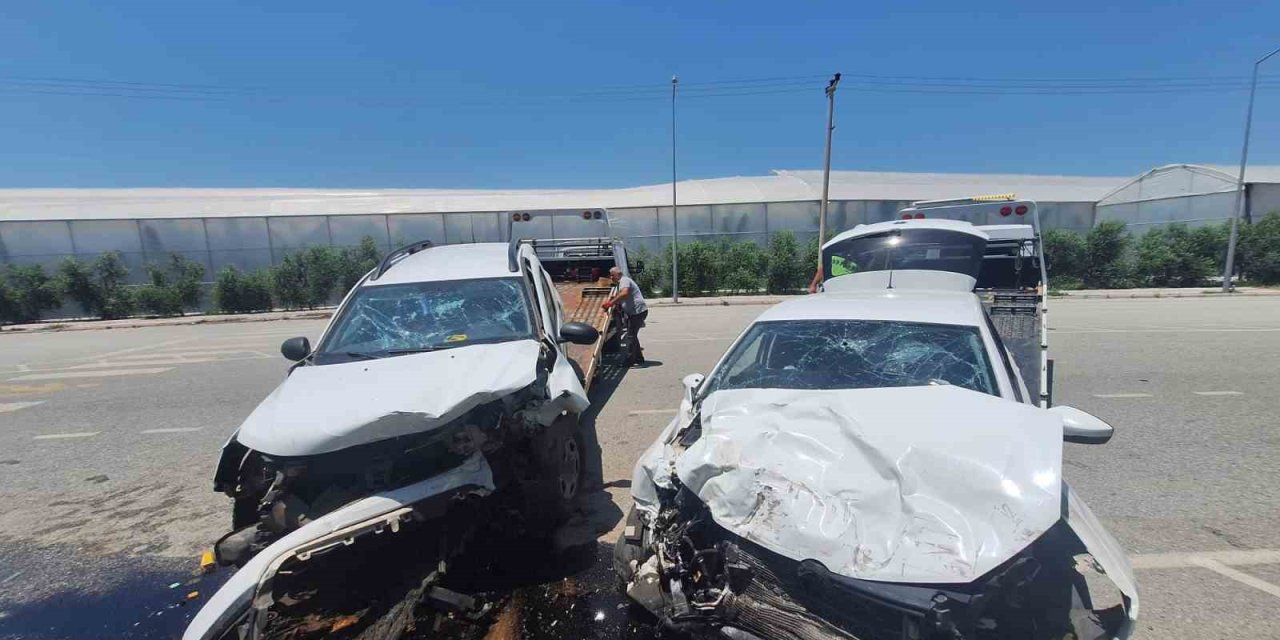 Manavgat’ta İki Araç Kafa Kafaya Çarpıştı: 4 Yaralı