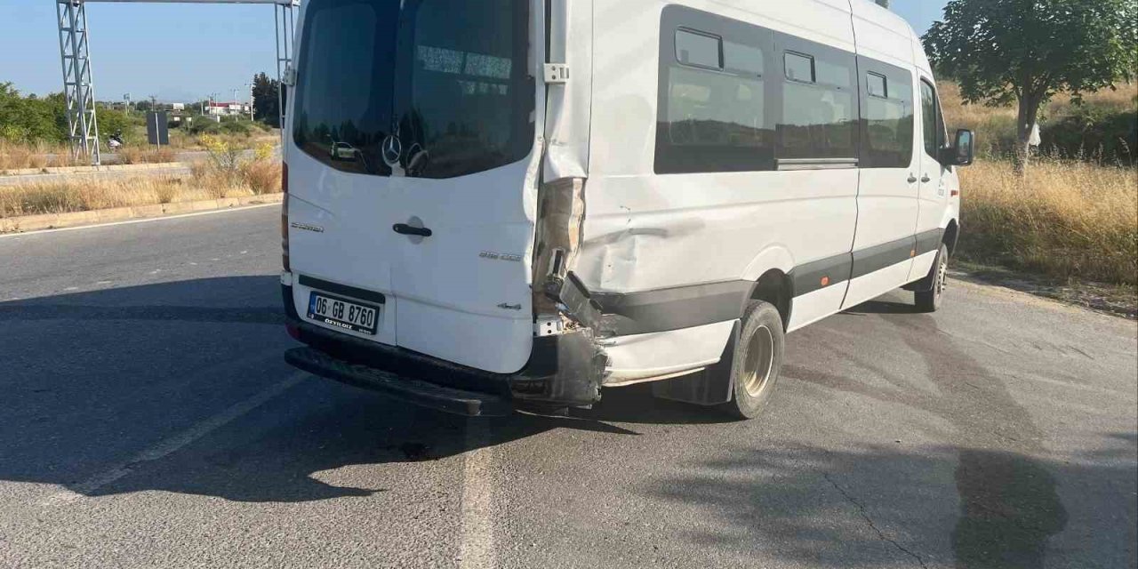 Motosiklet Minibüse Çarptı, Sürücü Ağır Yaralandı