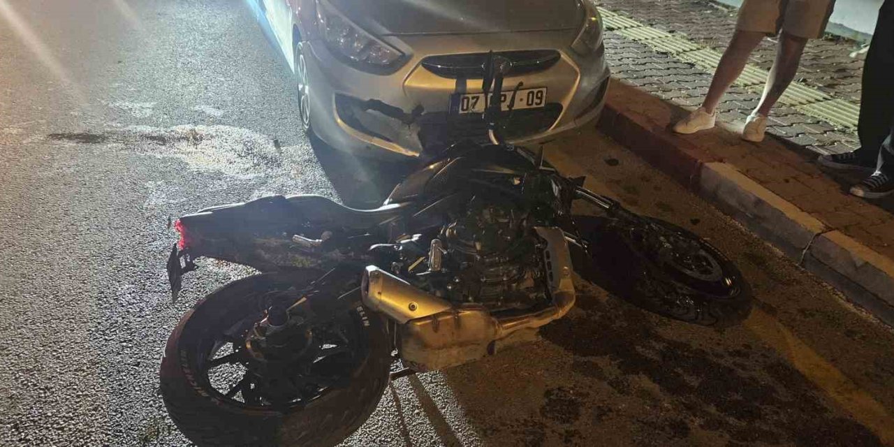 Park Halindeki Otomobile Çarpan Motosiklet Sürücüsü Yaralandı