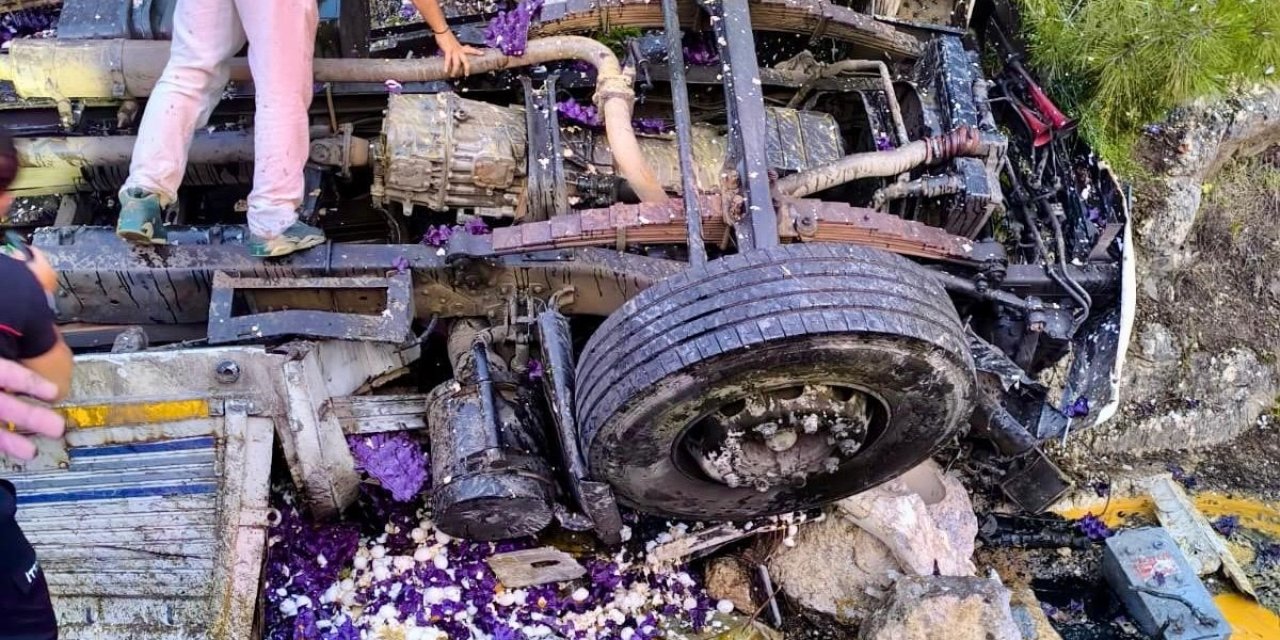 Antalya’da Yumurta Yüklü Kamyon Devrildi: 1 Ölü