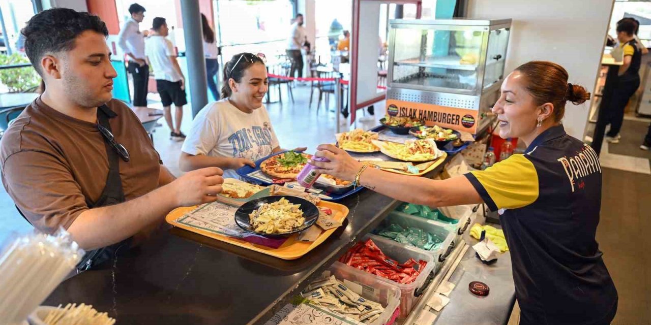 Mersin’de Bayramda Sahil Kafelerine Yoğun İlgi