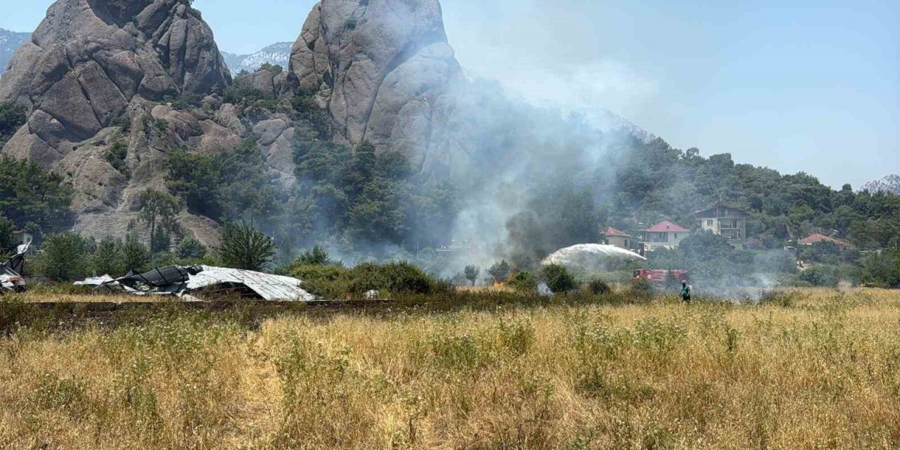 Kemer’de Çalılık Alanda Yangın
