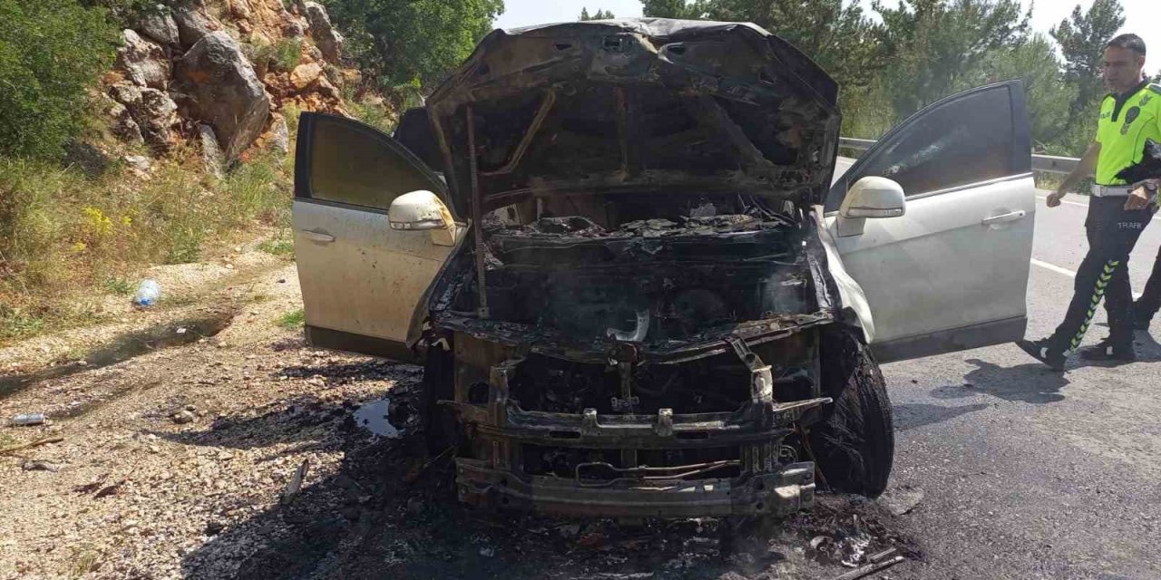 Antalya’da Seyir Halindeki Cip Alev Aldı