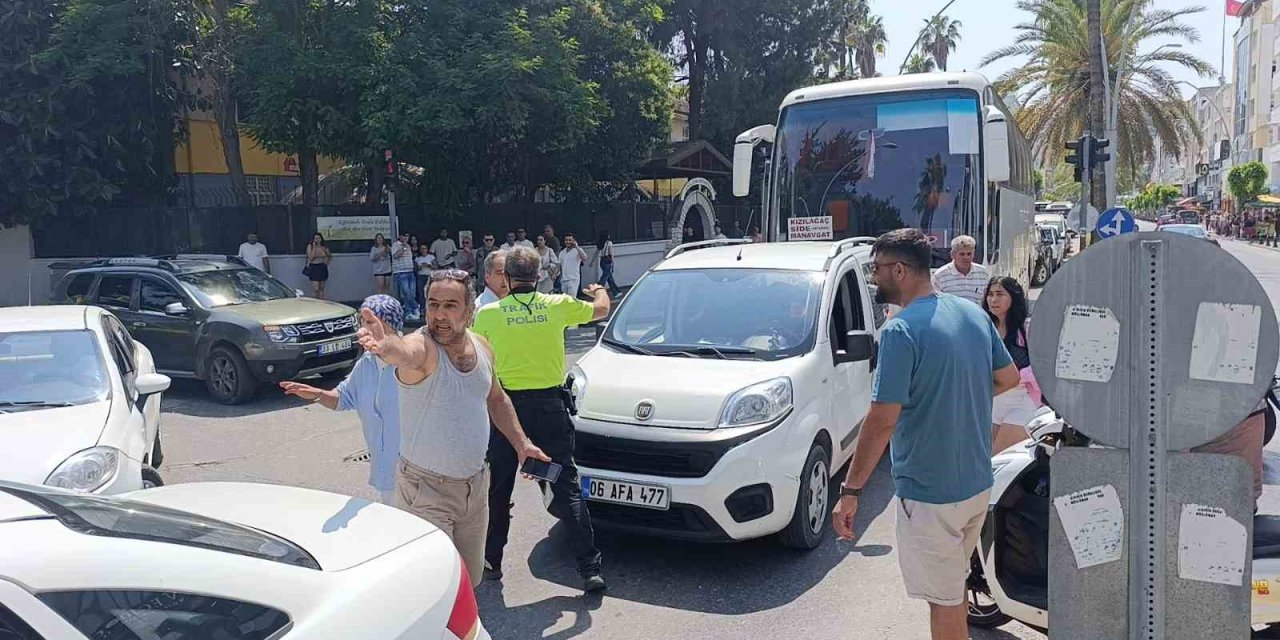 Antalya’da Zincirleme Kaza: 2.4 Promil Alkollü Sürücünün Ehliyetine El Konuldu