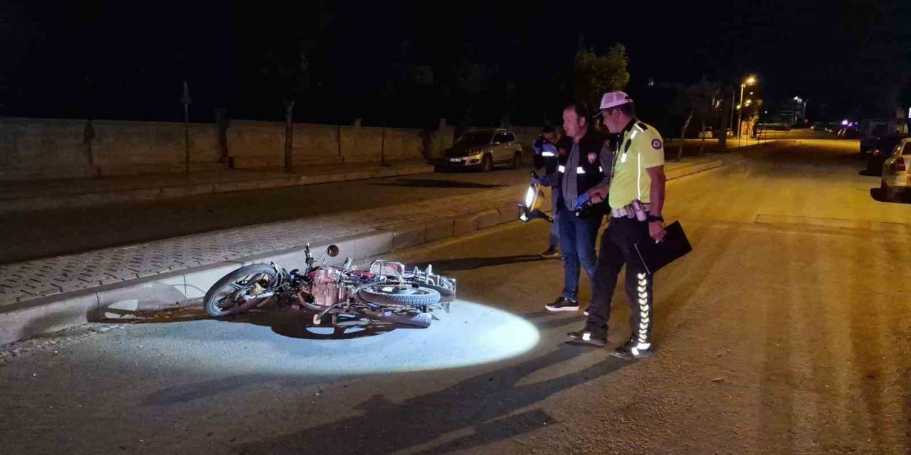 Karaman’da Refüje Çarpan Motosikletteki 2 Kişi Ağır Yaralandı