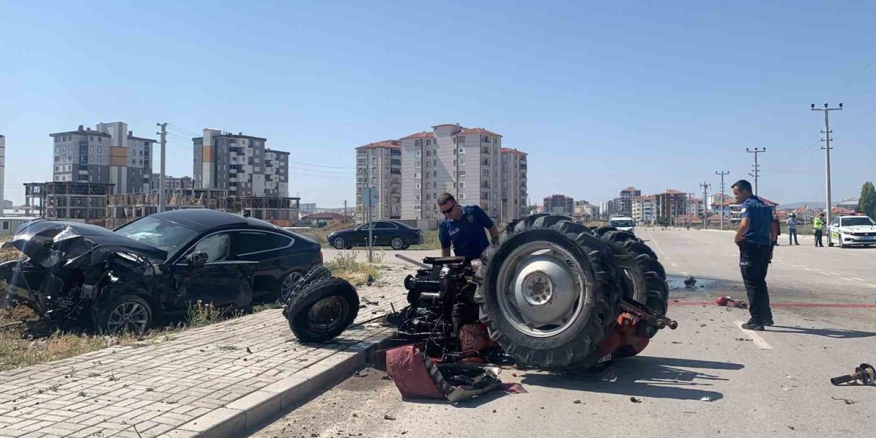 Otomobille Çarpışan Traktör Parçalandı: 1 Ölü