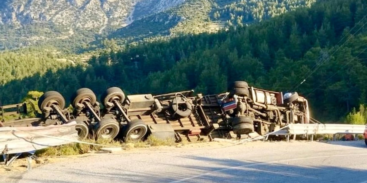 Antalya’da Demir Profil Yüklü Tır Devrildi: 1 Ölü