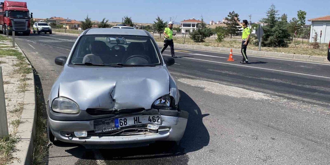 Aksaray’da Işıklarda Otomobil Hafif Ticari Araca Çarptı: 1 Yaralı