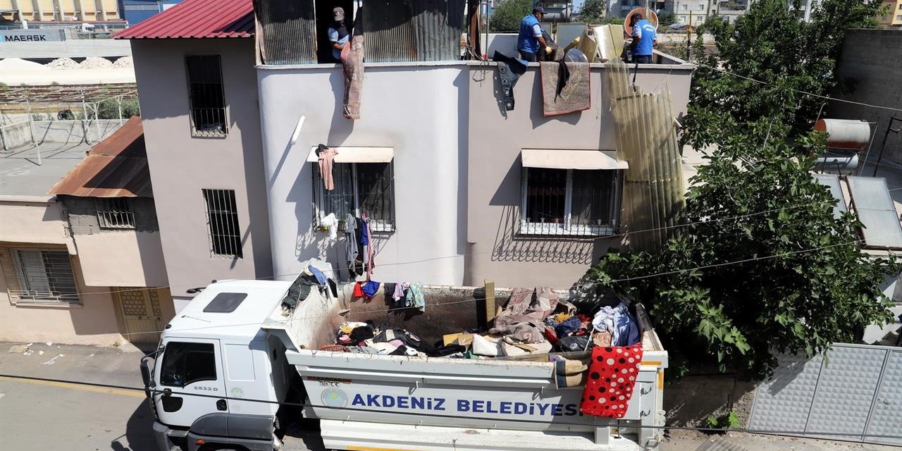 Mersin’de Bir Evden 2 Kamyon Çöp Çıkarıldı