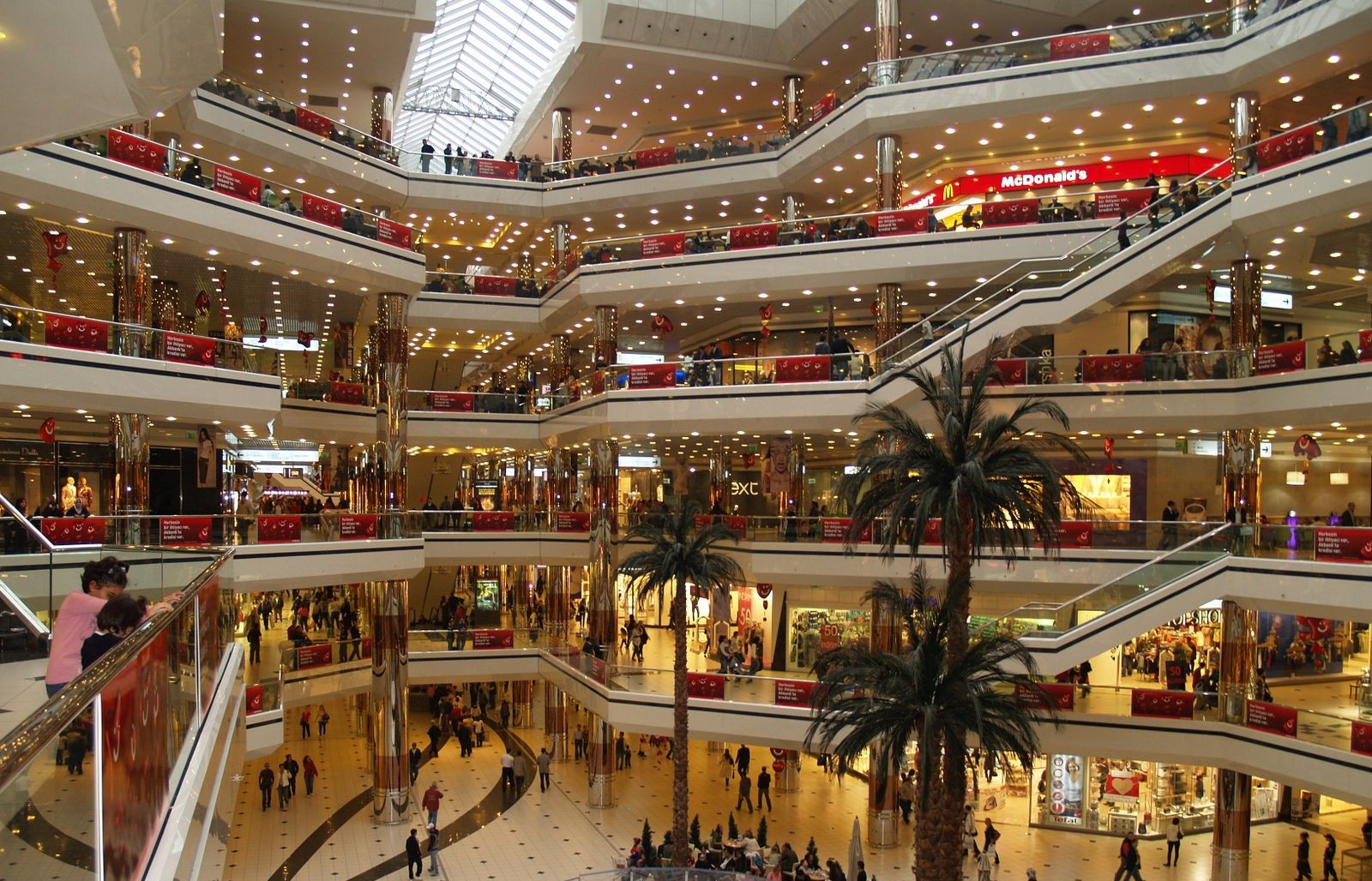 21 Yaşın Altındakiler AVM’ye Giremeyecek!