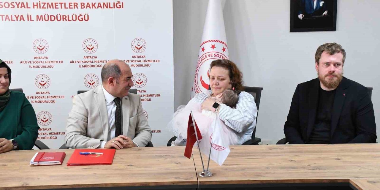 Antalya Havalimanı’nda Doğan Ve Tuvalete Bırakılan Bebek, Rus Yetkililere Teslim Edildi