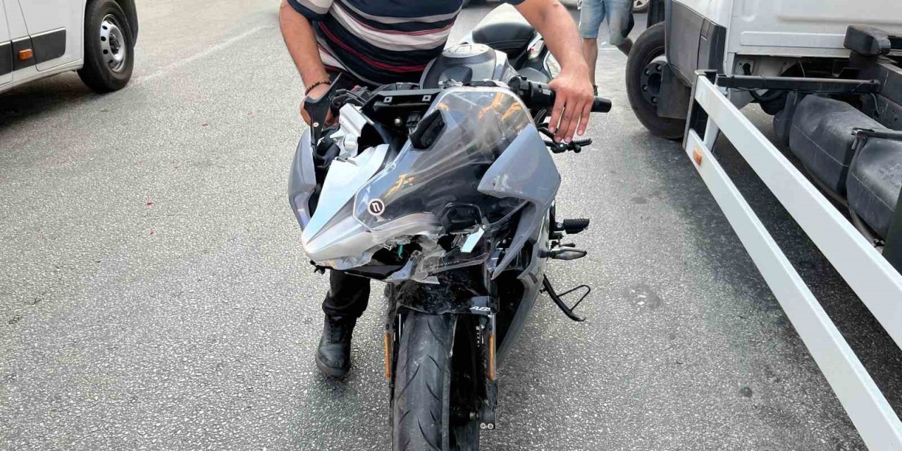 Alanya’da Motosiklet İle Kamyonet Çarpıştı: 2 Yaralı