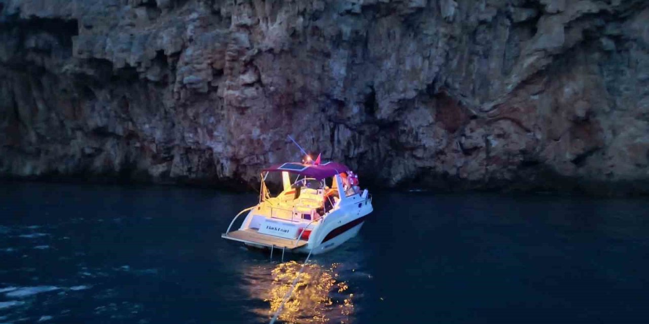 Falezlere Doğru Sürüklenen Tekne Son Anda Kurtarıldı