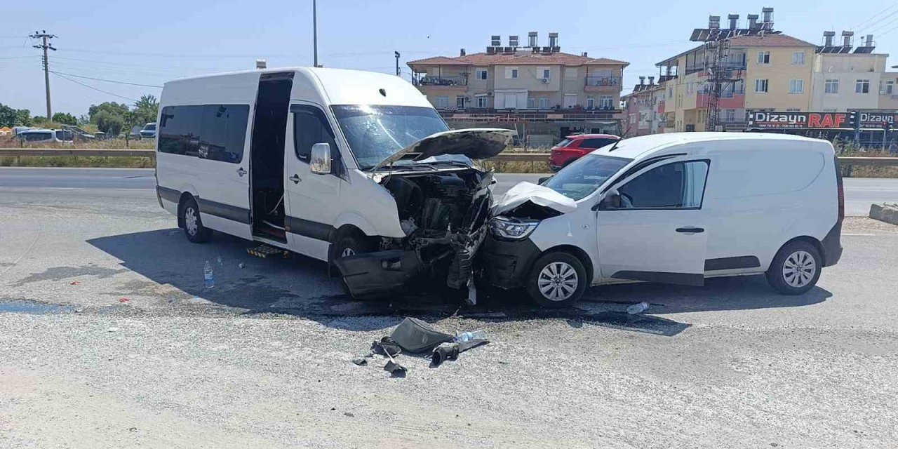 Manavgat’ta Tur Aracı Hafif Ticari Araçla Kafa Kafaya Çarpıştı: 6 Yaralı