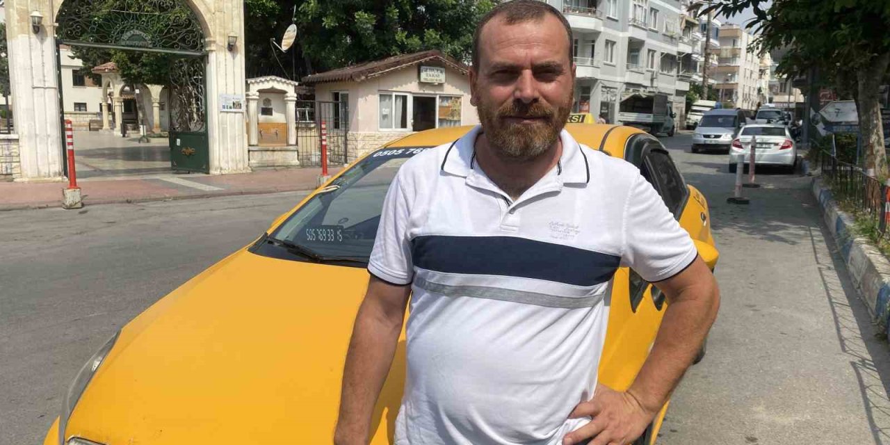 Günün Kahramanı Taksici: Caddeyi Geçip İnsanların Üzerine Giden Otomobili Durdurdu