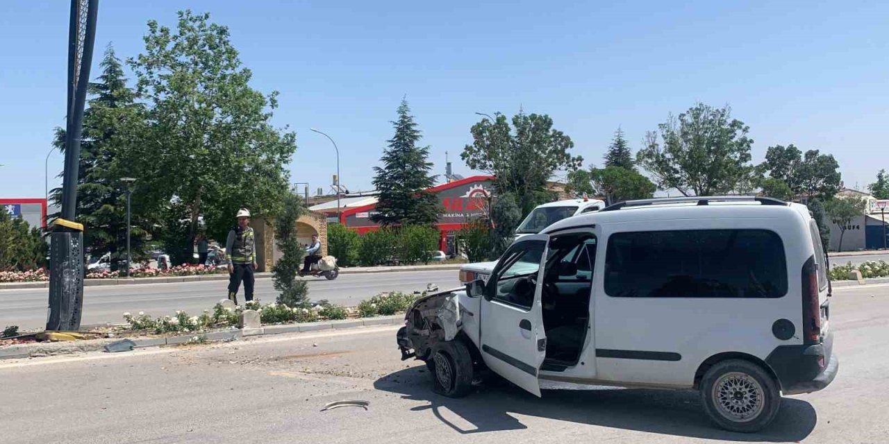 Karaman’da Hafif Ticari Araç Aydınlatma Direğine Çarptı: 1 Yaralı