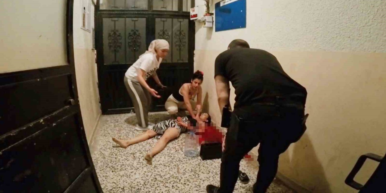 Genç Kadın Üvey Kız Kardeşini Bıçaklayarak Öldürdü