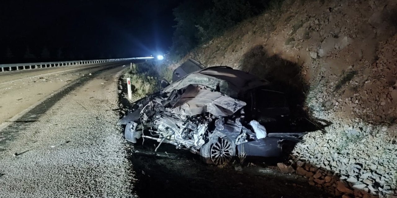 Yolcu Otobüsü İle Otomobil Çarpıştı: 1 Ölü, 8 Yaralı