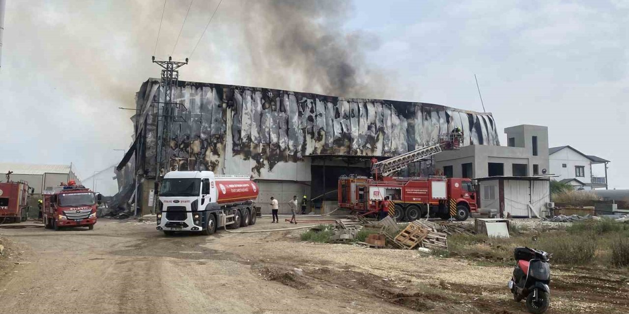 Mersin’de Pamuk Fabrikası Deposunda Yangın, Ekipler Müdahale Ediyor