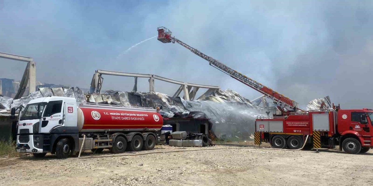 Pamuk Deposundaki Yangın Devam Ediyor, Ekiplerin Müdahalesi Sürüyor