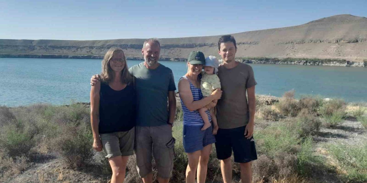 Karapınar’ın Doğal Güzelliği Acıgöl, Yabancı Turistlerin Gözdesi Oldu