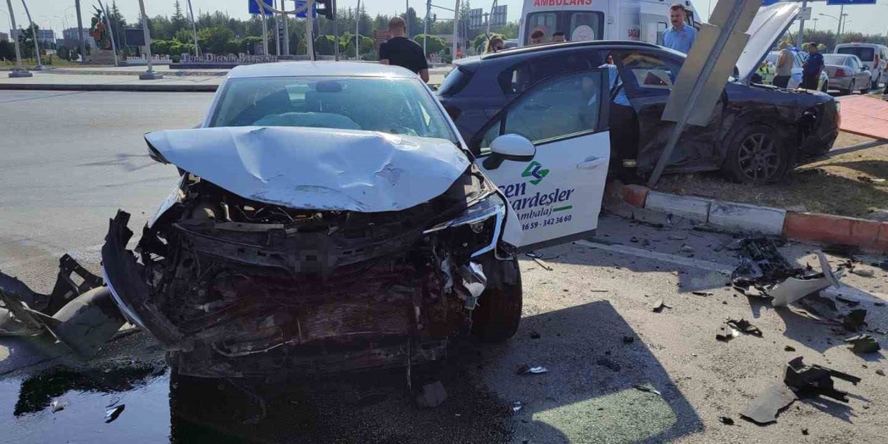 Karaman’da Otomobiller Çarpıştı: 1 Yaralı