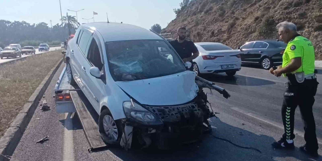 Aynı İstikametteki Araca Çarptıktan Sonra Karşı Şeride Geçip Tur Aracına Çarptı: 3 Yaralı