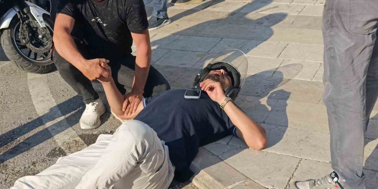 Başını Kaldırıma Çarpan Motosikletli Kask Sayesinde Kazayı Ucuz Atlattı