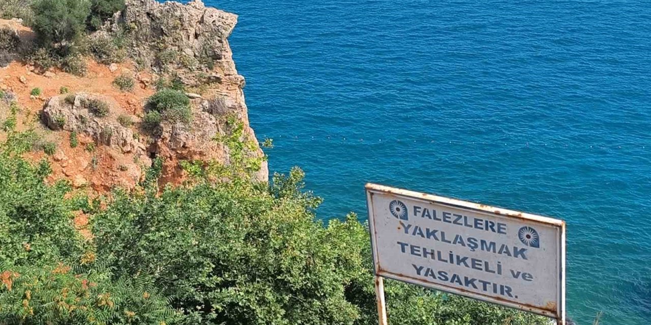 Çit Ve Uyarı Tabelasını Dikkate Almayıp Falezlere Çıkan Gençler Ölüm Atlayışları Yapıyor