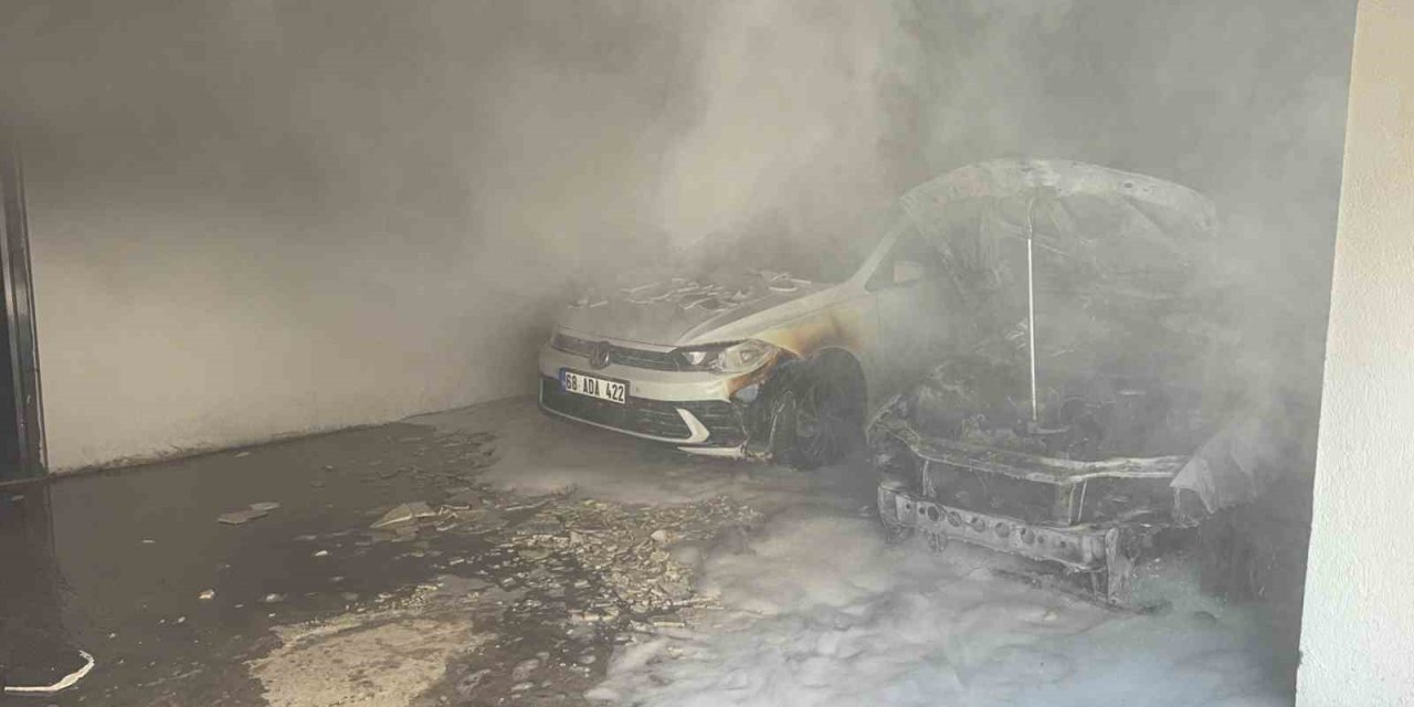 Apartman Garajında Otomobil Alev Aldı: Patlama Korkusu Binayı Boşalttı