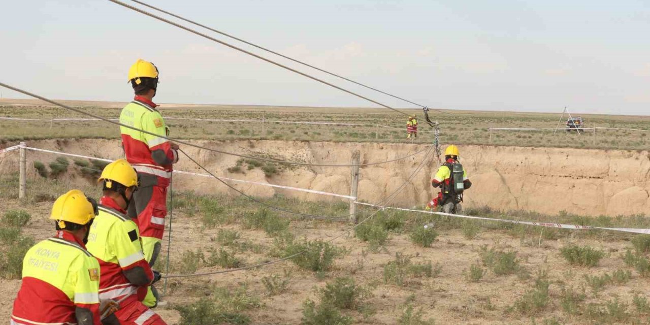 Konya İtfaiyesinin 30 Metrelik Obruktaki Kurtarma Tatbikatı Nefes Kesti
