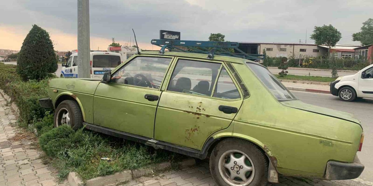 Karaman’da Direğe Çarpan Otomobilin Sürücüsü Kazayı Yara Almadan Atlattı