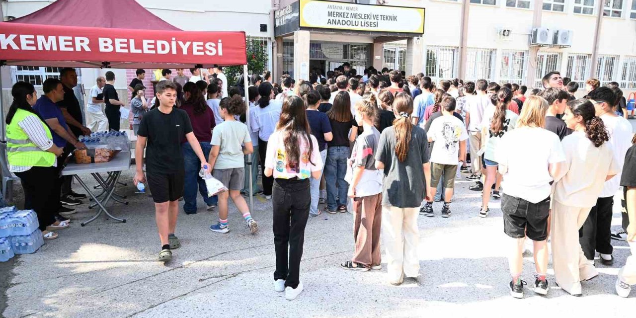 Kemer Belediyesinden Lgs’ye Giren Öğrencilere Su Ve Şeker
