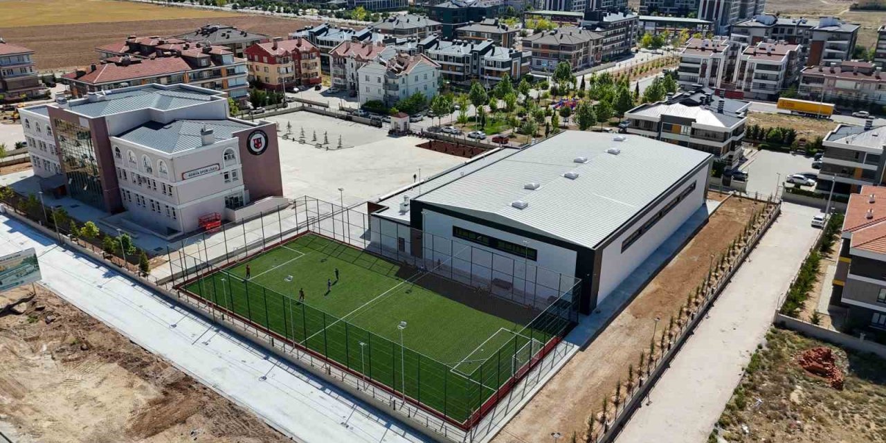 Ahmet Çalık Kapalı Spor Salonu Ve Suni Çim Sahası’nın Yapımı Tamamlandı