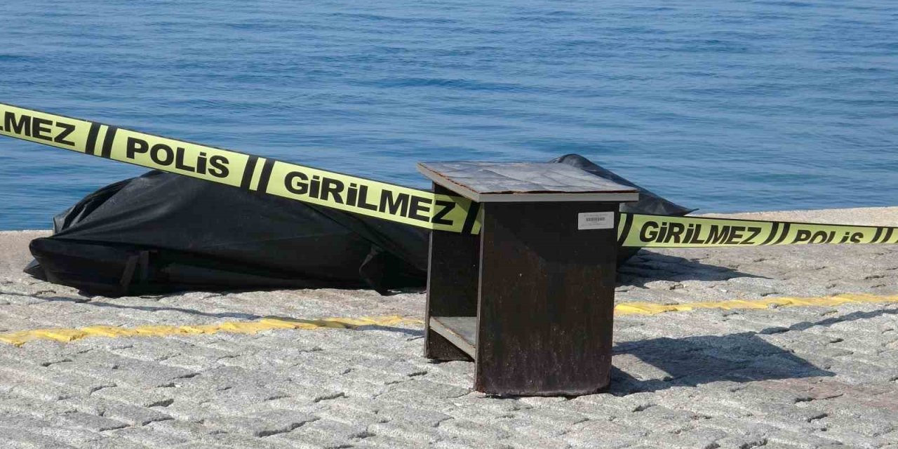 Manzara İzleyen Vatandaşlar Fark Etti, Denizde Erkek Cesedi Bulundu