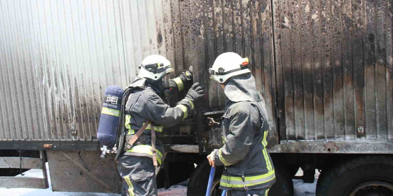 Antalya’da Park Halindeki Kamyon Alev Aldı, İçindeki Otel Animasyon Malzemeleri Yandı