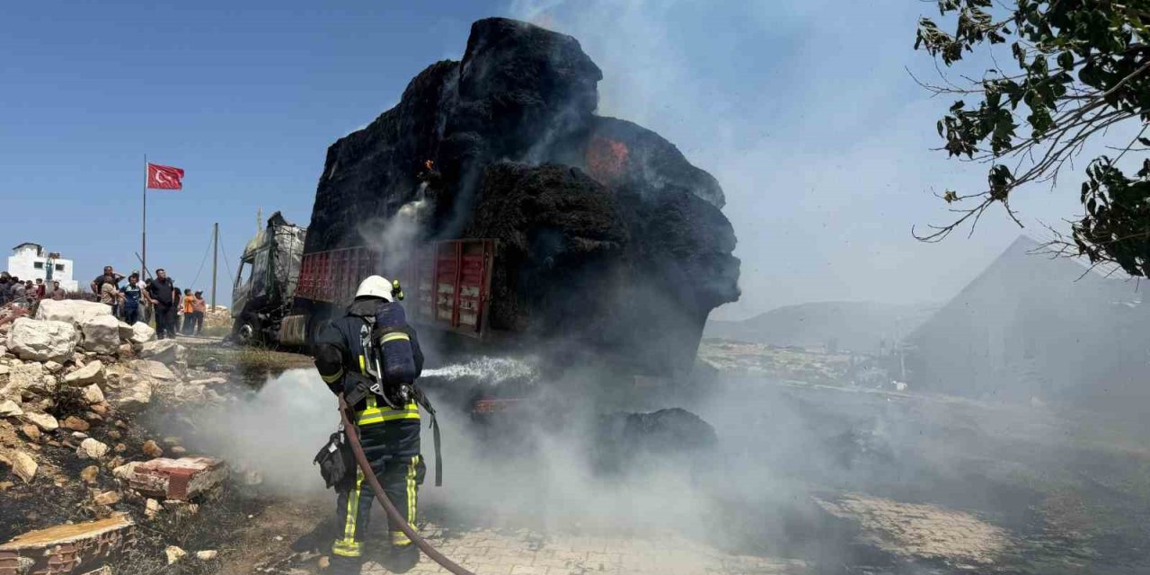 Antalya’da Saman Yüklü Tır Alev Alev Yandı